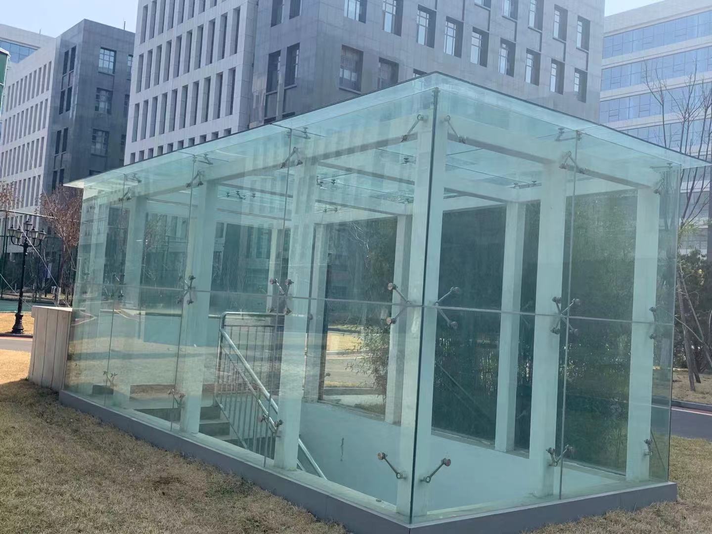 地下車庫(kù)出入口玻璃雨棚的作用